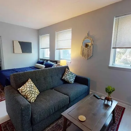 Modern Northside Apartment *