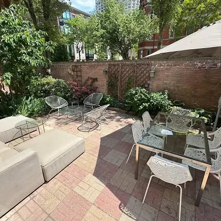 3-story Townhome Free Parking Private Patio Washer-dryer Holiday home Chicago