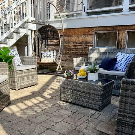 3 Bedroom Spacious In Ideal Location W Free Parking Back Yard Pets Welcome Holiday home *