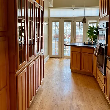 3 Bedroom Spacious In Ideal Location W Free Parking Back Yard Pets Welcome Holiday home Chicago