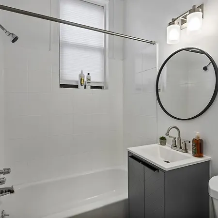 Chic 2br Getaway Queen Beds Fast Wifi *