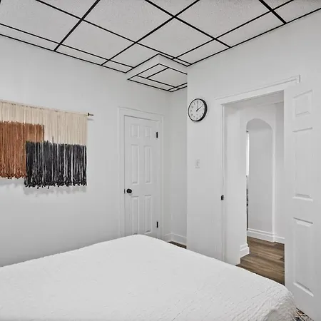 Chic 2br Getaway Queen Beds Fast Wifi Apartment