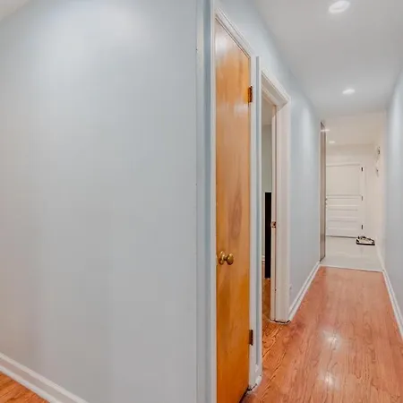 Apartment Cozy 3br With Parking Easy Access Shore Dr *