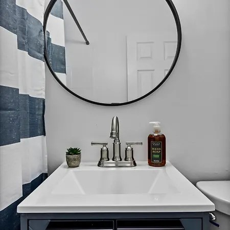 Apartment Chic 2br Getaway Queen Beds Fast Wifi *