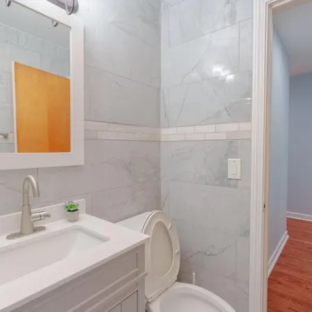 Cozy 3br With Parking Easy Access Shore Dr Apartment