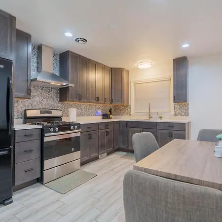 Cozy 3br With Parking Easy Access Shore Dr