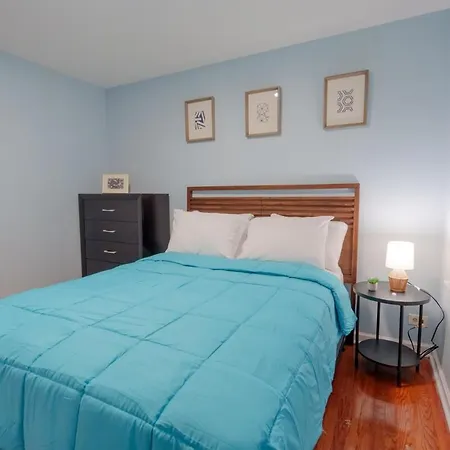 Cozy 3br With Parking Easy Access Shore Dr Chicago