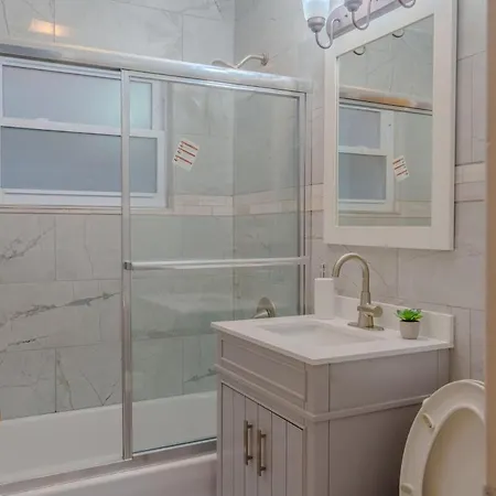 Cozy 3br With Parking Easy Access Shore Dr Apartment