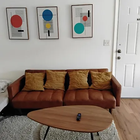 Spacious 3bd In A Prime Location Apartment *