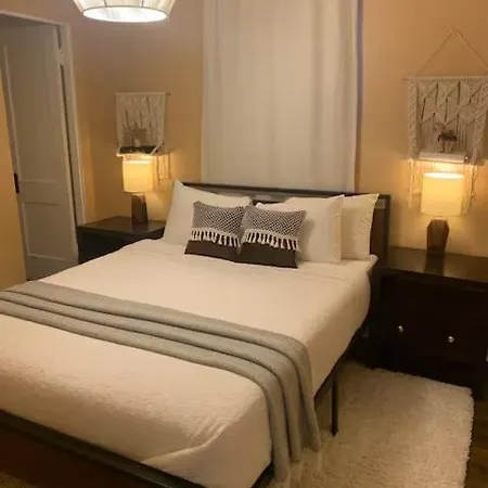 Luxurious Andersonville Oasis Apartment *