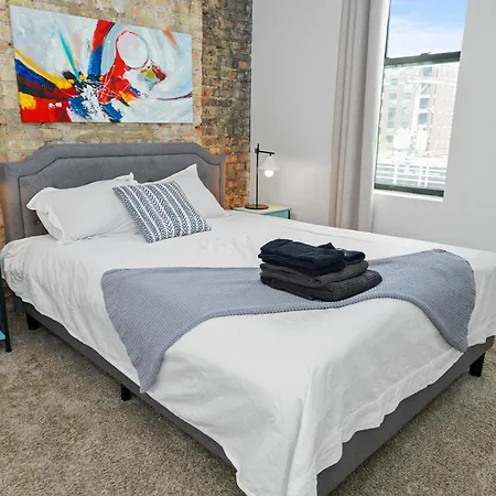 Apartment Bright 420-friendly 3br Retreat Smoke Friendly Unit Near Mccormick Place Convention And Museum Campus *