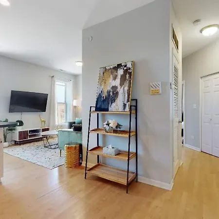 Apartment Sleek Urban Retreat Steps From Il Med District