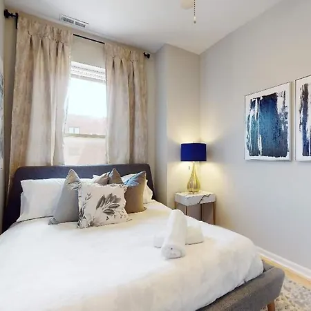 Sleek Urban Retreat Steps From Il Med District *