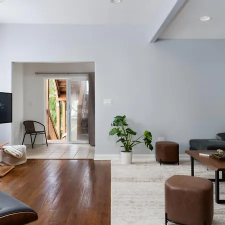 Apartment Spacious Three Bedroom With Parking And Patio