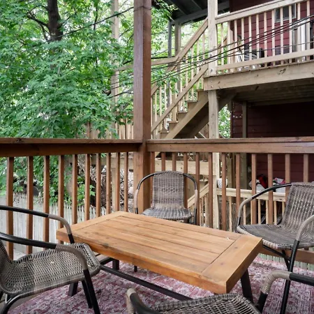 Spacious Three Bedroom With Parking And Patio Apartment *