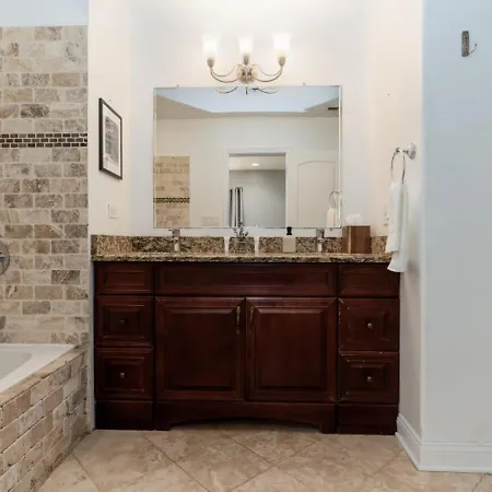 Spacious Three Bedroom With Parking And Patio Chicago