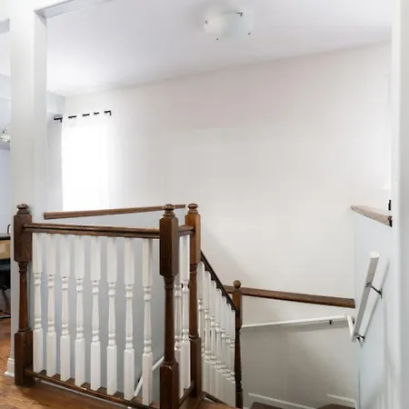Apartment Spacious Three Bedroom With Parking And Patio *