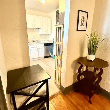 Midway Hideaway -cozy 1br- Parking