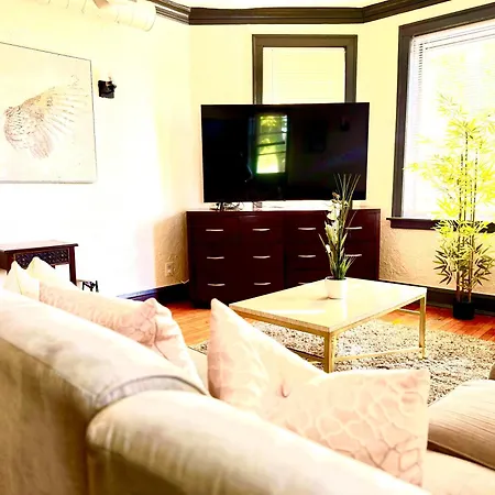 Midway Hideaway -cozy 1br- Parking *