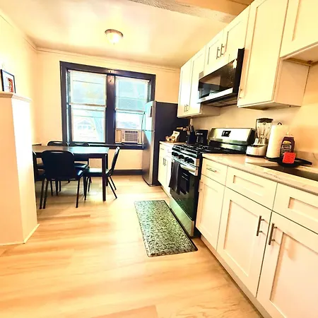 Midway Hideaway -cozy 1br- Parking Apartment