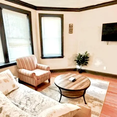 Quiet 1br, Eat-in Kitchen, Close To Midway Apartment *