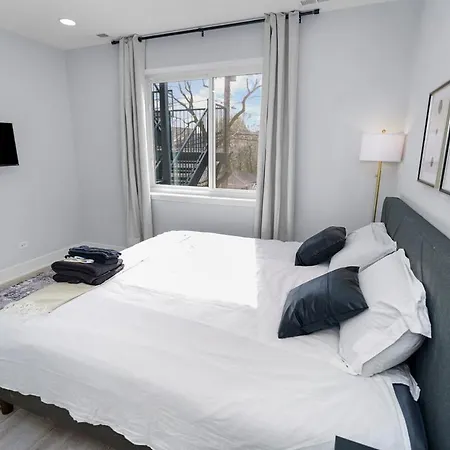 Apartment Pilsen Art Center Family Friendly 3br Retreat With Free Parking Near Medical District, Douglas Park And Illinois Chicago