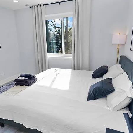 Pilsen Art Center Family Friendly 3br Retreat With Free Parking Near Medical District, Douglas Park And Illinois Apartment
