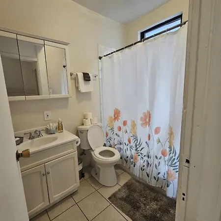 3 Bedroomin The Medical Center Apartment