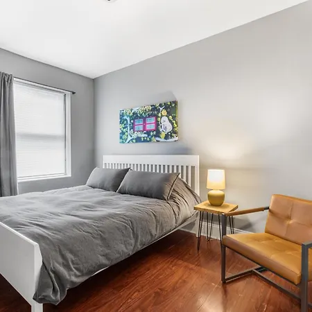 Stylish Humboldt Park Retreat - Walk To Parks & Easy Transit! * Chicago