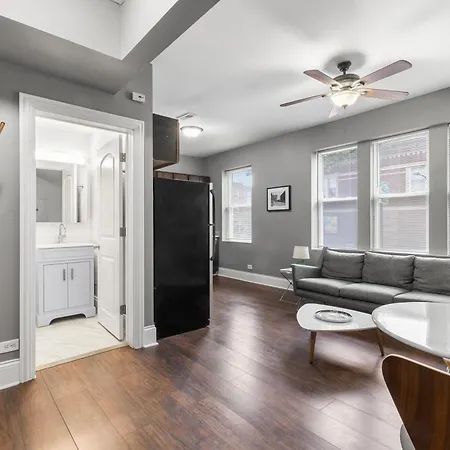 Stylish Humboldt Park Retreat - Walk To Parks & Easy Transit! Apartment Chicago