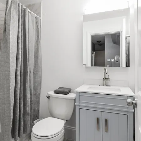 Stylish Humboldt Park Retreat - Walk To Parks & Easy Transit!