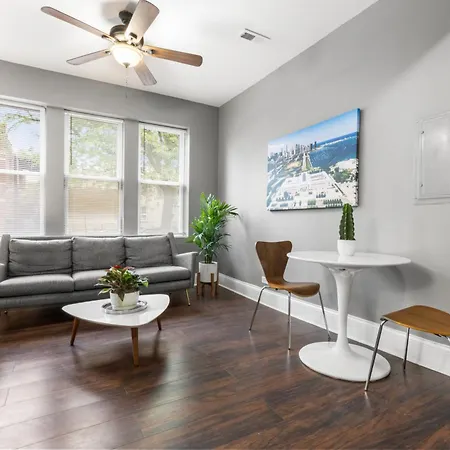 Stylish Humboldt Park Retreat - Walk To Parks & Easy Transit! *