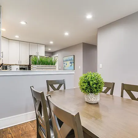 5 Mi To Dtwn: Ukrainian Village Apartment! Chicago