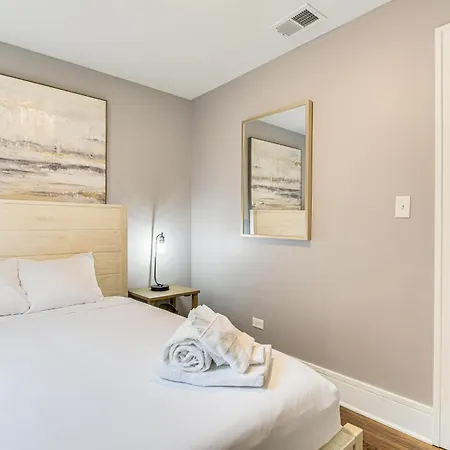 Apartment 5 Mi To Dtwn: Ukrainian Village Apartment!