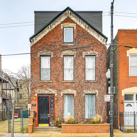 Apartment 5 Mi To Dtwn: Ukrainian Village Apartment!