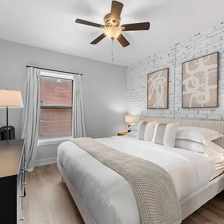 Rogers Park Retreat | 3br +parking | Near Evanston Apartment *