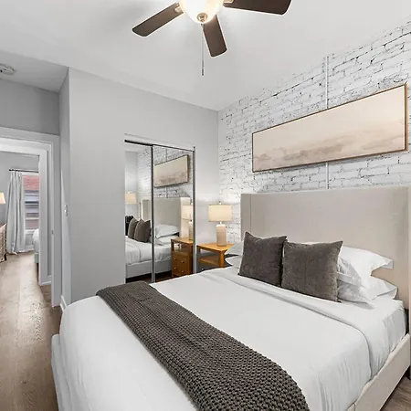Rogers Park Retreat | 3br +parking | Near Evanston Apartment Chicago