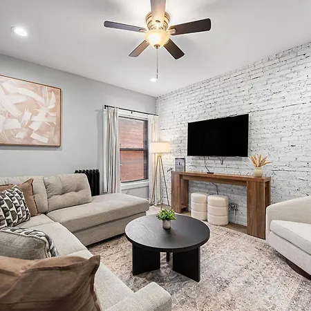 Rogers Park Retreat | 3br +parking | Near Evanston *