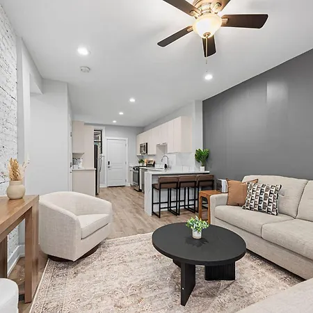 Apartment Rogers Park Retreat | 3br +parking | Near Evanston Chicago