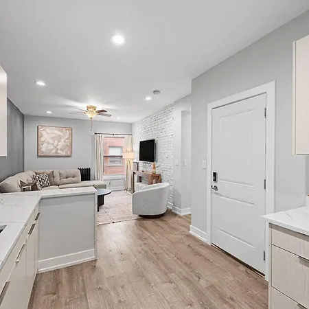 Rogers Park Retreat | 3br +parking | Near Evanston Chicago