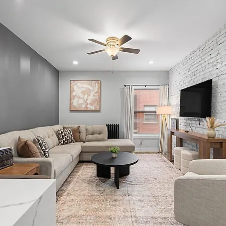 Rogers Park Retreat | 3br +parking | Near Evanston * Chicago