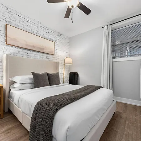 Rogers Park Retreat | 3br +parking | Near Evanston Apartment *