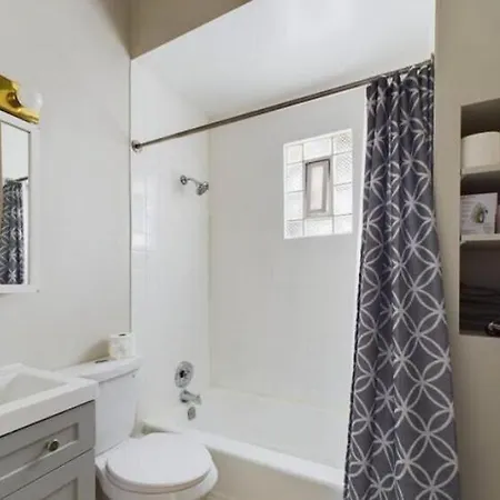 Old Broadway Glamour Apartment Chicago
