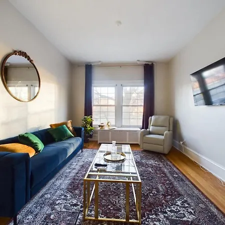 Old Broadway Glamour Apartment Chicago