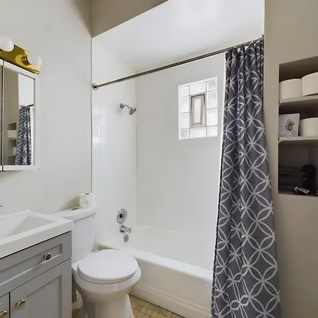 Old Broadway Glamour Apartment Chicago