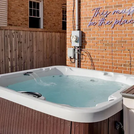 Holiday home Spacious Luxury Retreat 8 Bed Oasis With 6 Baths Chicago