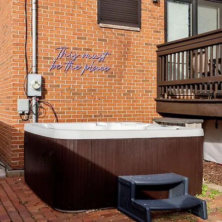 Spacious Luxury Retreat 8 Bed Oasis With 6 Baths Chicago