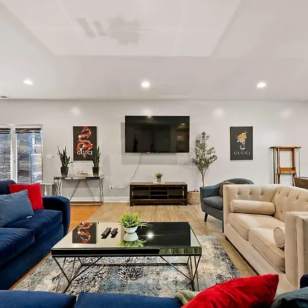 Spacious Luxury Retreat 8 Bed Oasis With 6 Baths Holiday home Chicago
