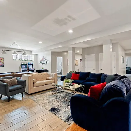 Spacious Luxury Retreat 8 Bed Oasis With 6 Baths Holiday home *