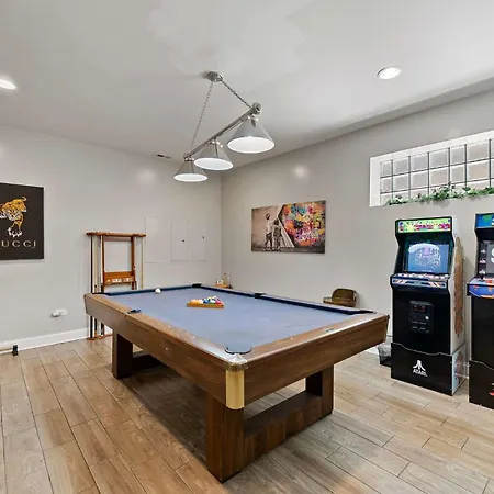 Spacious Luxury Retreat 8 Bed Oasis With 6 Baths * Chicago